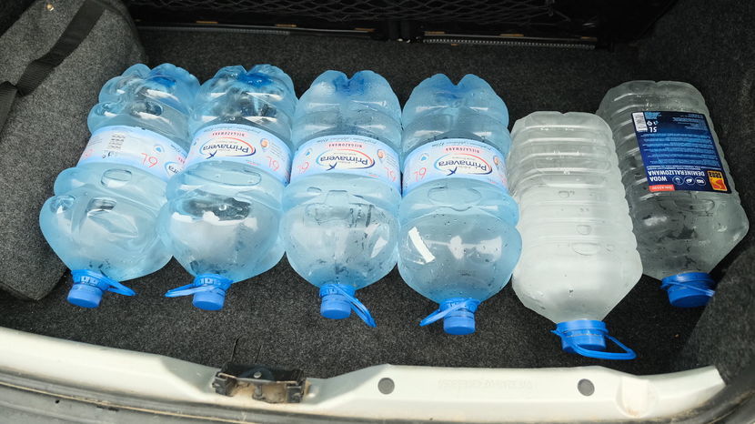 Mieszkańcy ratują się kupując butelkowaną wodę lub korzystając z beczkowozów