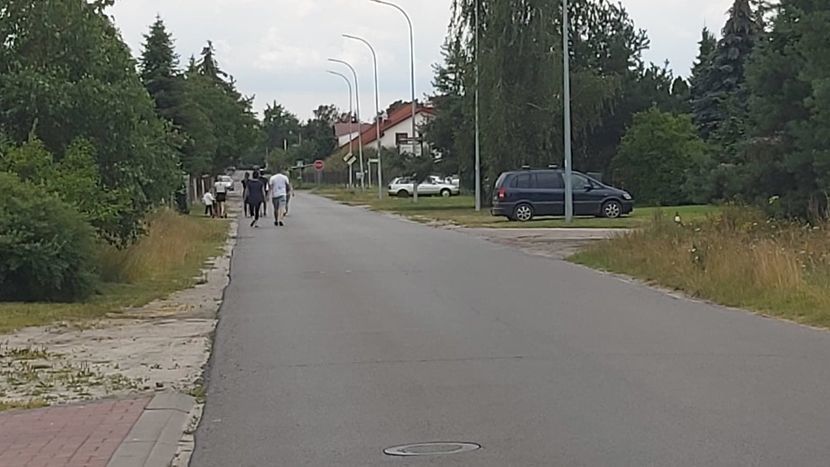 Na ulicy Żeromskiego brakuje chodnika. Ludzie chodzą poboczem drogi 