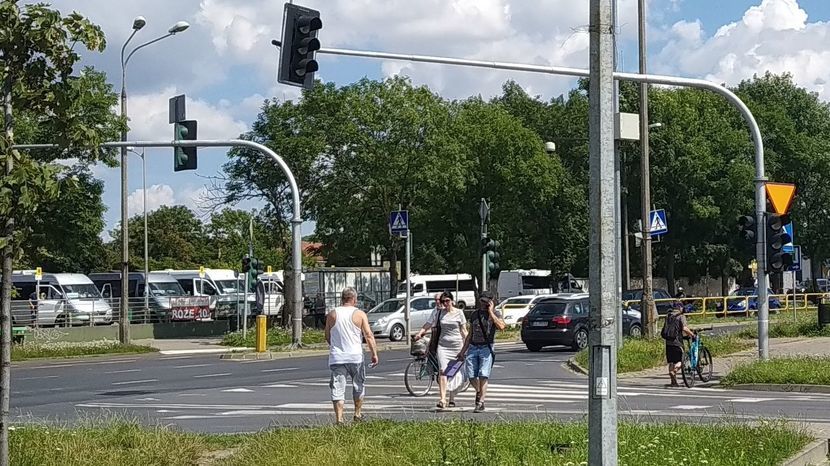 Gdy 20 lipca fotografowaliśmy feralne przejście na którym potrącono dziewczynki, dwóch rowerzystów pokonywało właśnie przejście – jeden prowadził rower, a drugi przejechał przez zebrę.