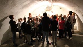 Pozostałości po zamku. Jedna z wycieczek oprowadzana po pomieszczeniach budynku przy ul. Zamkowej