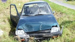 88-latek wypadł z drogi na zakręcie i wjechał do rowu. Pasażerka auta w szpitalu