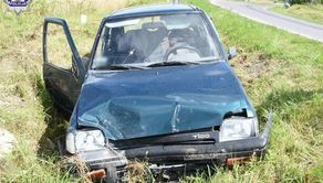 88-latek wypadł z drogi na zakręcie i wjechał do rowu. Pasażerka auta w szpitalu