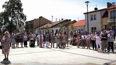 Końskowola jest obecnie szóstą, największą miejscowością w powiecie puławskim. Zamieszkuje ją ponad 2,2 tys. mieszkańców. Wśród wiosek, większą populacją może pochwalić się jedynie Kurów i Gołąb