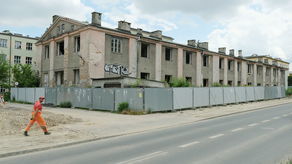 Przebudowa ul. Poniatowskiego. Wyburzą budynek, ale nie kiedy są w nim pisklęta