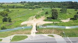 Zdaniem mieszkanki, która zaskarżyła uchwałę, radni powinni poczekać na ukończenie zleconego przez Ratusz raportu naukowców o przyrodzie tego terenu