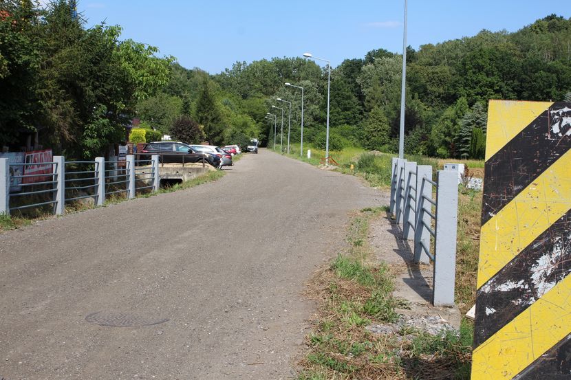 Ul. Sybiraków w Puławach zostanie przebudowana w części należącej do miasta, na długości ok. 380 metrów. Ten odcinek zostanie znacznie poszerzony, nowa asfaltowa jezdnia będzie miała 6 metrów