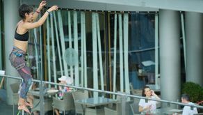 Z tegorocznego programu nie znika całkowicie Urban Highline Festival, czyli towarzyszące Carnavalowi Sztukmistrzów podniebne spacery po linach.