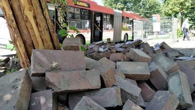 Niektóre materiały były porozrzucane bezładnie.