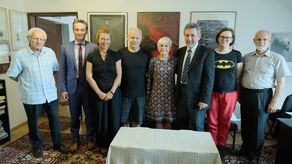 Pamiątkowa fotografia w Akcencie. Od lewej: Waldemar Michalski (sekretarz Fundacji „Akcentu”), Jarosław Wach (sekretarz redakcji), Nijolė Kliukaitė-Kepenienė (poetka z Wilna), Antanas Augustinienė, Birutė Jonuškaitė-Augustinienė (pisarka, przewodnicząca Związku Pisarzy Litwy), Bogusław Wróblewski (redaktor naczelny), Katarzyna Konopka („Akcent”), Adam Sitarski (MSZ)