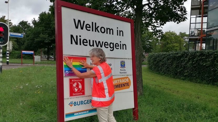 Marieke Schouten - radna holenderskiego Nieuwegein zasłania informację o tym, że jej miasto łączy przyjaźń z Puławami