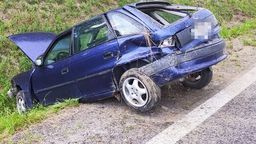 Samochód jechał zbyt szybko i wypadł z drogi. Skończyło się dachowaniem