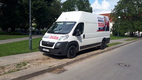 Straż Miejska nikogo nie karze za wjazd na chodnik. – Miejsce to nie jest chodnikiem tylko utwardzoną częścią pl. Kaczyńskiego – wyjaśnia Robert Gogola, rzecznik Straży Miejskiej. Przyznaje jednak, że strażnicy mogą tu karać kierowców przejeżdżających przez wspomniany wąski trawnik.