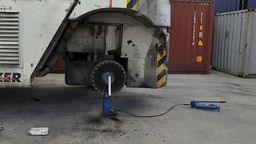 Makabryczny wypadek przy pracy. Z maszyny zerwało się koło i zabiło pracownika