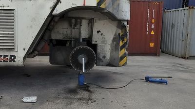 Makabryczny wypadek przy pracy. Z maszyny zerwało się koło i zabiło pracownika