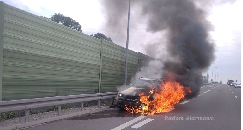Płonące BMW na S12
