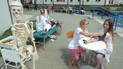 Studenci Uniwersytetu Medycznego podczas jednej z organizowanych przez uczelnię akcji prozdrowotnych