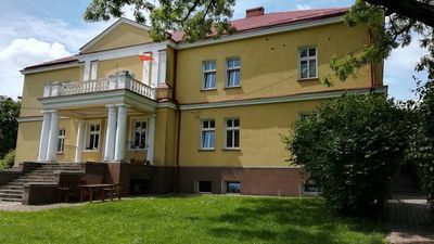 Willa koło Zwierzyńca, w której przez 70 lat był dom dziecka. Losy jego mieszkańców i pracowników wykorzystają twórcy „Domu na Górce”. Spektakl ma poruszać lokalne tematy z Roztocza i choć są trudne, łączą ludzi