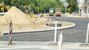 Przez przebudowywane rondo Honorowych Krwiodawców pojedziemy po świeżo ułożonym asfalcie