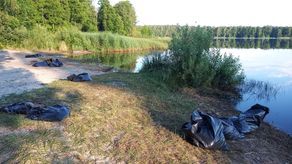 Z jeziora Glinki nadal na brzegi woda wyrzuca śnięte ryby. Na szczęście jest ich coraz mniej.