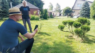 Wszyscy mieszkańcy Dubeczna, z którymi rozmawialiśmy, skarżą się na fatalny zasięg komórkowy w swoich domach. Na zdjęciu Jarosław Mazurek i Henryk Cieślikowski 