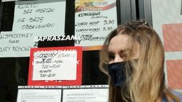 Na sklepowych witrynach pojawiają się kartki przypominające o obowiązku noszenia maseczek