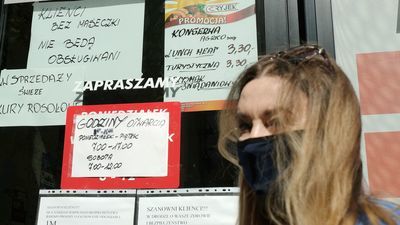 Na sklepowych witrynach pojawiają się kartki przypominające o obowiązku noszenia maseczek