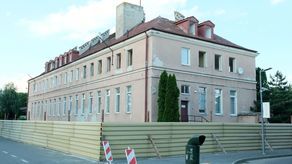 Z budynku wymontowano już część okien i zdjęto fragment dachu, wkrótce przyjdzie czas na typowe prace wyburzeniowe