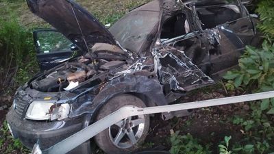 Kierowca tego volkswagena był pijany. Żeby wydostać go z auta, strażacy musieli użyć specjalistycznego sprzętu.