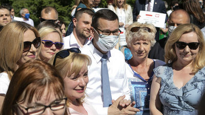 Kiedy wybuchła epidemia koronawirusa rząd szczególnie zalecał ochronę najbardziej narażonych seniorów. Teraz, w kampanii wyborczej przekonuje, że nic już im nie grozi