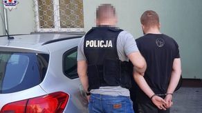 Zatrzymany przez policjantów mężczyzna.