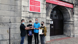 Laureaci nagrody "Innowacyjna Inicjatywa", czyli grupa uczniów pasjonatów programowania i elektroniki z Zespołu Szkół Ponadpodstawowych Nr 1 w Zamościu