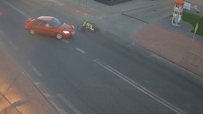 Kadr z nagrania wypadku motocyklisty