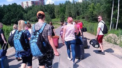 Pasażerowie w drodze na ul. Granitową, skąd podróżnych zabrały autokary by przewieźć ich na stację Motycz.