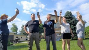 Jest duża huta szkła, spółdzielnia mieszkaniowa, sklepy, dom kultury. Stadionu „Hutnika” zazdroszczą piłkarze od Chełma po Krasnystaw. Tylko z komórki zadzwonić się nie da