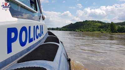 Pijani kajakarze wpadli do Wieprza. Z Wisły wędkarze ratowali pływających na skuterze wodnym