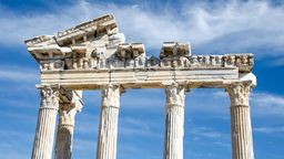 Uczniowie będą realizowali program przez 45 minut tygodniowo. To ma wystarczyć, żeby mogli czytać pod kierunkiem nauczyciela proste teksty łacińskie; poznawali twórczość autorów piszących po łacinie oraz poznali oddziaływanie języka łacińskiego i kultury grecko-rzymskiego antyku na języki i kulturę europejską wieków późniejszych.