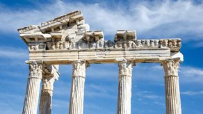 Uczniowie będą realizowali program przez 45 minut tygodniowo. To ma wystarczyć, żeby mogli czytać pod kierunkiem nauczyciela proste teksty łacińskie; poznawali twórczość autorów piszących po łacinie oraz poznali oddziaływanie języka łacińskiego i kultury grecko-rzymskiego antyku na języki i kulturę europejską wieków późniejszych.