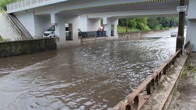 Zalewany fragment drogi wojewódzkiej nr 824 nazywany jest przez mieszkańców Puław „basenem”