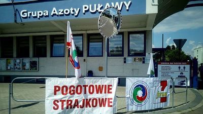 Baner pogotowia strajkowego znów zawisł na terenie Zakładów Azotowych „Puławy"
