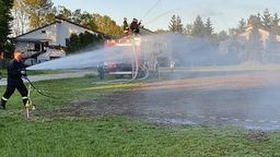 OSP pomaga nawadniać nową murawę 