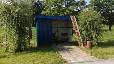 Mieszkańcy przystanek w Kawęczynku ironicznie nazywają Manhattanem, bo to centrum ich towarzyskich spotkań. Mają nadzieję, że gmina odnowi konstrukcję a wówczas zamontują stylowy, drewniany napis