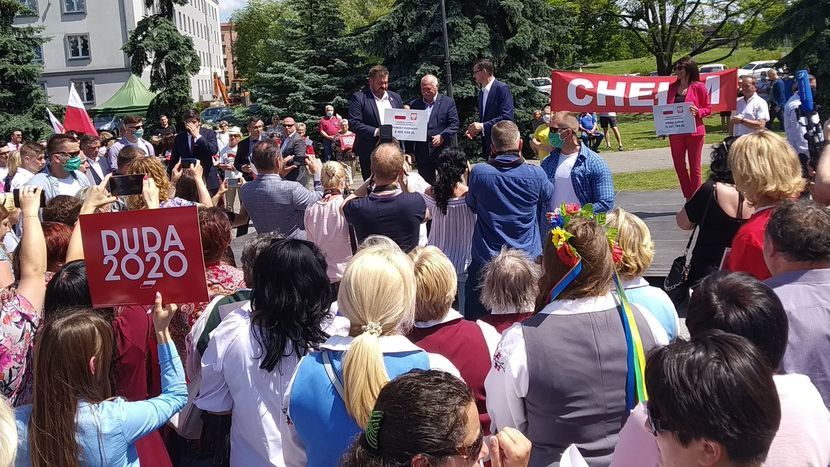 Premier Mateusz Morawiecki na pl. Niepodległości w Chełmie