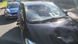 Zniszczony samochód po kolizji ze skuterem