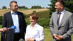 Poseł PiS, Przemysław Czarnek, wicepremier Jadwiga Emilewicz i burmistrz Nałęczowa Wiesław Pardyka