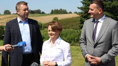 Poseł PiS, Przemysław Czarnek, wicepremier Jadwiga Emilewicz i burmistrz Nałęczowa Wiesław Pardyka
