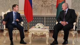 Aleksandr Łukaszenka (z prawej) w rozmowie z Dmitrij Miedwiediewem
