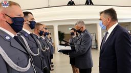 Święto Policji w Lublinie. Awanse, odznaczenia i maseczki na twarzach
