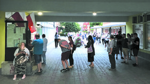 Podczas pierwszej tury głosowania przed komisją przy ul. Harnasie tworzyły się ogromne kolejki