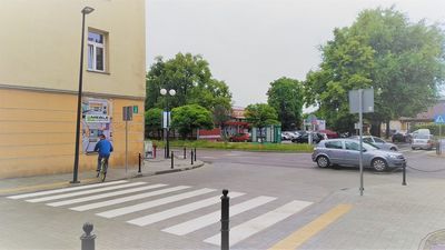 Latarnia stoi dokładnie pośrodku przejścia dla pieszych, przeszkadzając i przechodniom, i rowerzystom.