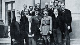 Warszawa, lipiec 1920. Członkowie Misji Międzysojuszniczej do Polski. Trzeci z prawej, w mundurze, stoi gen. Maxime Weygand
